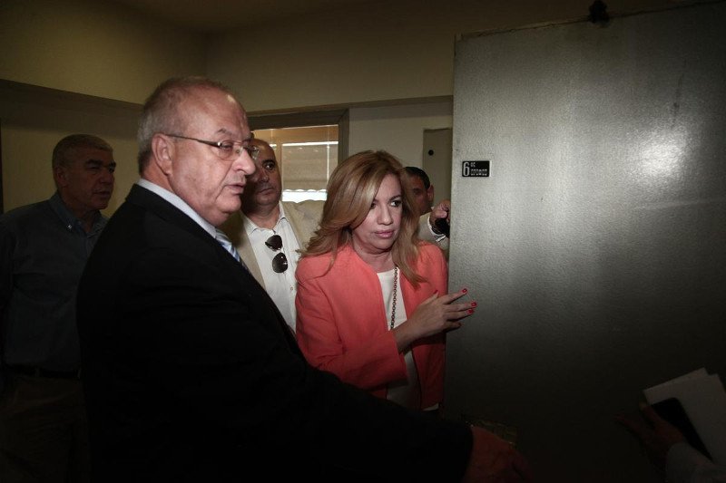 Η αγκαλιά και τα φιλιά Βενιζέλου στη Φώφη: Καρέ-καρέ η παράδοση/παραλαβή στο ΠΑΣΟΚ [εικόνες] | iefimerida.gr 10