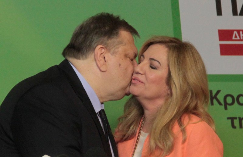 Η αγκαλιά και τα φιλιά Βενιζέλου στη Φώφη: Καρέ-καρέ η παράδοση/παραλαβή στο ΠΑΣΟΚ [εικόνες] | iefimerida.gr 1