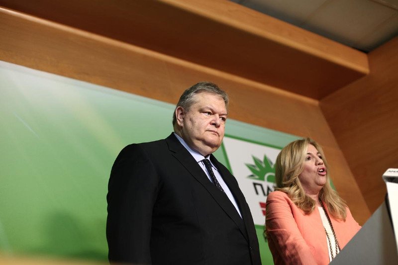 Η αγκαλιά και τα φιλιά Βενιζέλου στη Φώφη: Καρέ-καρέ η παράδοση/παραλαβή στο ΠΑΣΟΚ [εικόνες] | iefimerida.gr 9