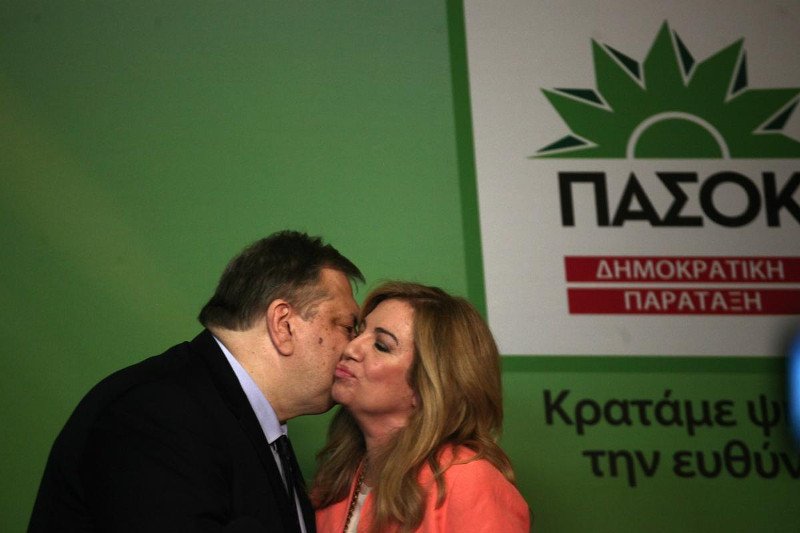 Η αγκαλιά και τα φιλιά Βενιζέλου στη Φώφη: Καρέ-καρέ η παράδοση/παραλαβή στο ΠΑΣΟΚ [εικόνες] | iefimerida.gr 0