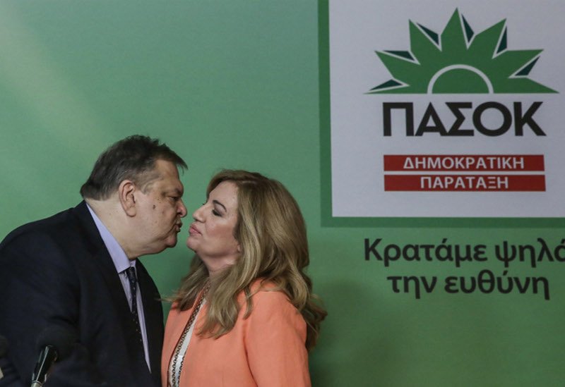 Η αγκαλιά και τα φιλιά Βενιζέλου στη Φώφη: Καρέ-καρέ η παράδοση/παραλαβή στο ΠΑΣΟΚ [εικόνες] | iefimerida.gr 2