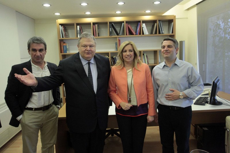 Η αγκαλιά και τα φιλιά Βενιζέλου στη Φώφη: Καρέ-καρέ η παράδοση/παραλαβή στο ΠΑΣΟΚ [εικόνες] | iefimerida.gr 3