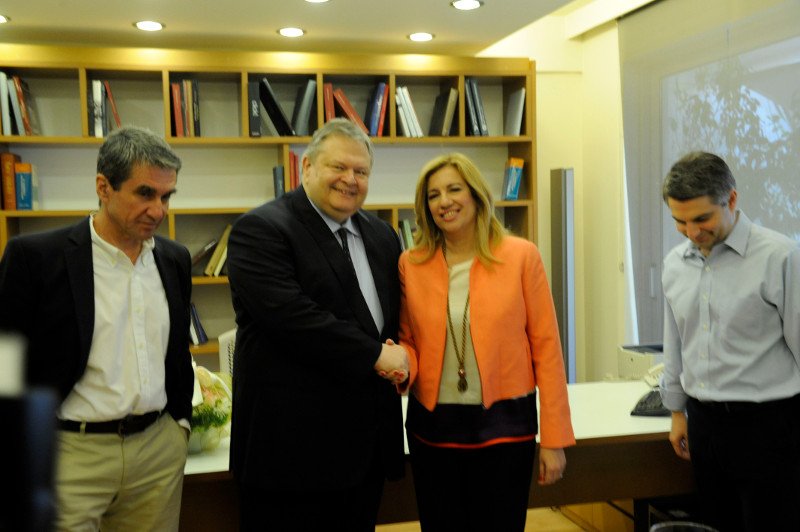 Η αγκαλιά και τα φιλιά Βενιζέλου στη Φώφη: Καρέ-καρέ η παράδοση/παραλαβή στο ΠΑΣΟΚ [εικόνες] | iefimerida.gr 4