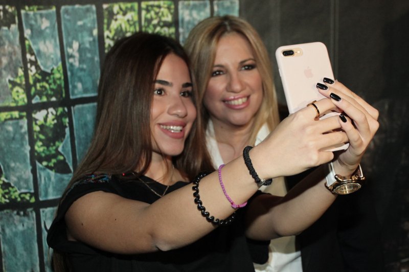 Η Γεννηματά στο club Socialista στο Γκάζι με νεολαίους εθελοντές [εικόνες]  | iefimerida.gr 4