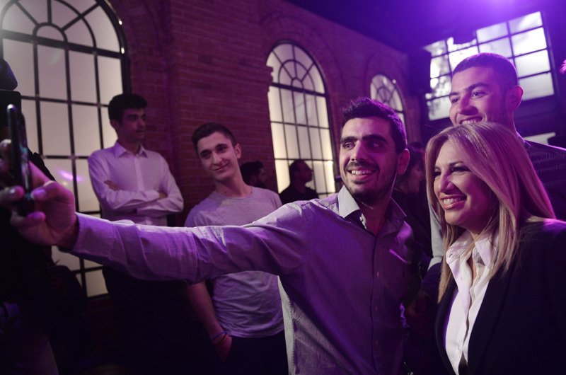 Η Γεννηματά στο club Socialista στο Γκάζι με νεολαίους εθελοντές [εικόνες]  | iefimerida.gr 1