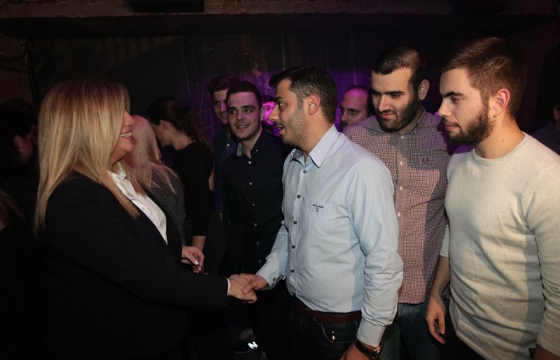 Η Γεννηματά στο club Socialista στο Γκάζι με νεολαίους εθελοντές [εικόνες]  | iefimerida.gr 13