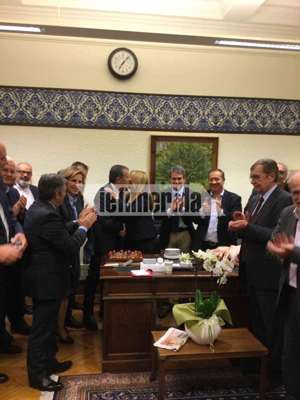 Τα γενέθλια της Φώφης Γεννηματά στη Βουλή: Το πάρτι-έκπληξη και ο Θεοδωράκης [εικόνες] | iefimerida.gr 1