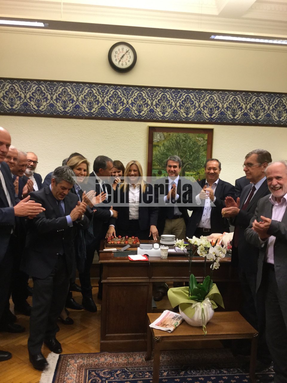 Τα γενέθλια της Φώφης Γεννηματά στη Βουλή: Το πάρτι-έκπληξη και ο Θεοδωράκης [εικόνες] | iefimerida.gr 0