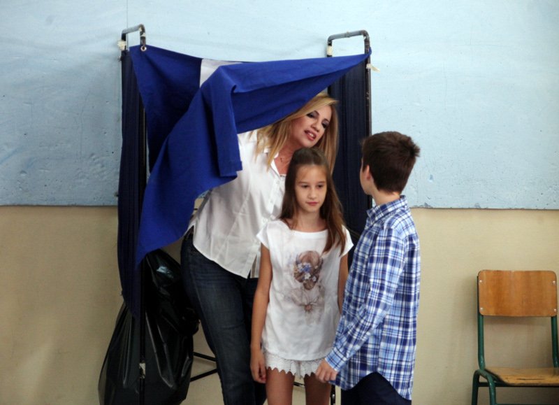 Οι αρχηγοί στις κάλπες, όλα τα παραλειπόμενα -Η Φώφη με τα παιδάκια της στο παραβάν, οι ρακές του Καμμένου, το... χαμένο ψηφοδέλτιο του Ποταμιού [εικόνες] | iefimerida.gr 21