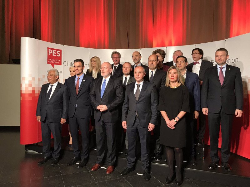 Επιασαν από μια άκρη Τσίπρας και Φώφη στην οικογενειακή φωτό του PES [εικόνες] | iefimerida.gr 0