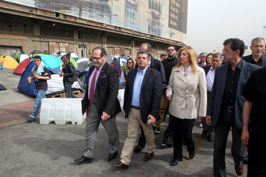 Με μηχανή πήγε στους πρόσφυγες στον Πειραιά η Φώφη Γεννηματά [εικόνες] | iefimerida.gr 2