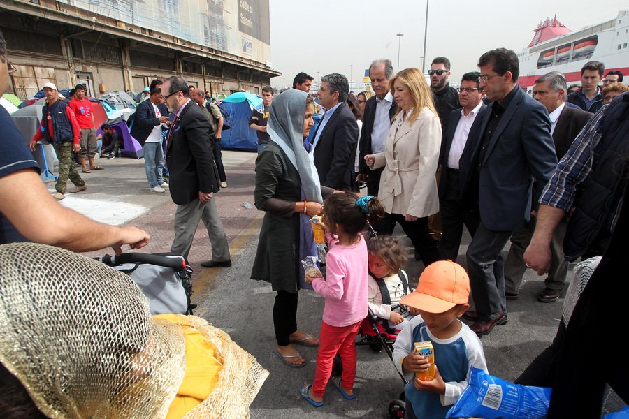 Με μηχανή πήγε στους πρόσφυγες στον Πειραιά η Φώφη Γεννηματά [εικόνες] | iefimerida.gr 1