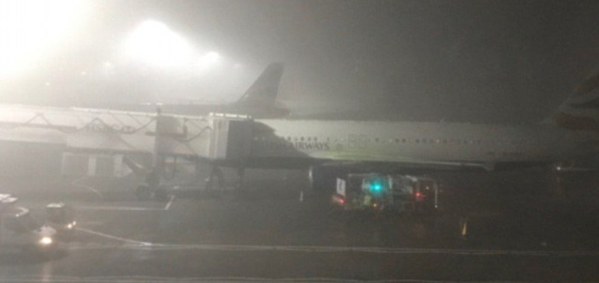 Πάνω από 100 πτήσεις προς την Αγγλία ακυρώθηκαν λόγω ομίχλης και παγετού [εικόνα] | iefimerida.gr 0