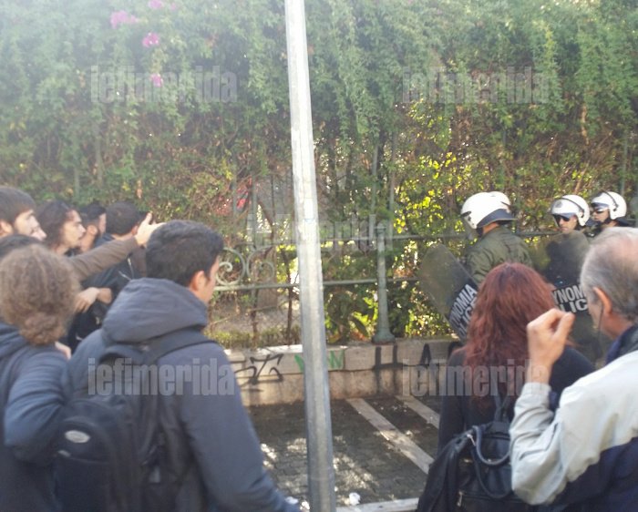  Βράζουν τα πανεπιστήμια: Κυνηγητό και ξύλο ανάμεσα σε ΜΑΤ και φοιτητές [εικόνες] | iefimerida.gr 2