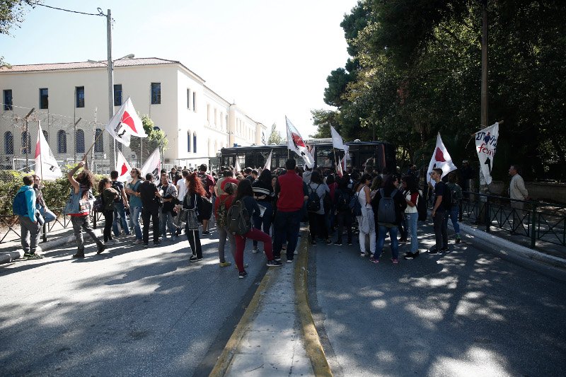 Επεισόδια έξω από το υπ. Δικαιοσύνης -Φοιτητές ζητούσαν την αποφυλάκιση της Ηριάννας, συμπλοκή με τα ΜΑΤ [εικόνες] | iefimerida.gr 0