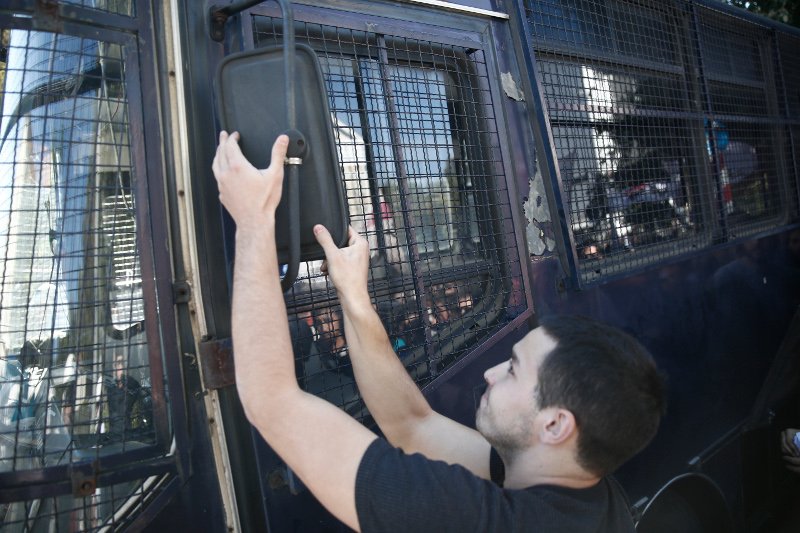 Επεισόδια έξω από το υπ. Δικαιοσύνης -Φοιτητές ζητούσαν την αποφυλάκιση της Ηριάννας, συμπλοκή με τα ΜΑΤ [εικόνες] | iefimerida.gr 17