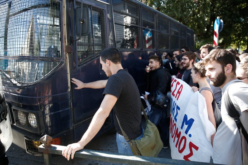 Επεισόδια έξω από το υπ. Δικαιοσύνης -Φοιτητές ζητούσαν την αποφυλάκιση της Ηριάννας, συμπλοκή με τα ΜΑΤ [εικόνες] | iefimerida.gr 16