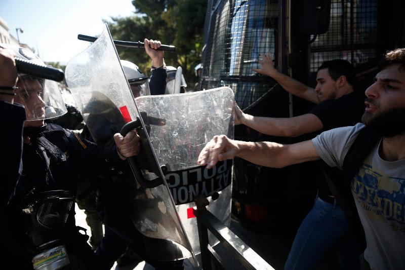 Επεισόδια έξω από το υπ. Δικαιοσύνης -Φοιτητές ζητούσαν την αποφυλάκιση της Ηριάννας, συμπλοκή με τα ΜΑΤ [εικόνες] | iefimerida.gr 15