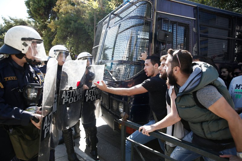 Επεισόδια έξω από το υπ. Δικαιοσύνης -Φοιτητές ζητούσαν την αποφυλάκιση της Ηριάννας, συμπλοκή με τα ΜΑΤ [εικόνες] | iefimerida.gr 14