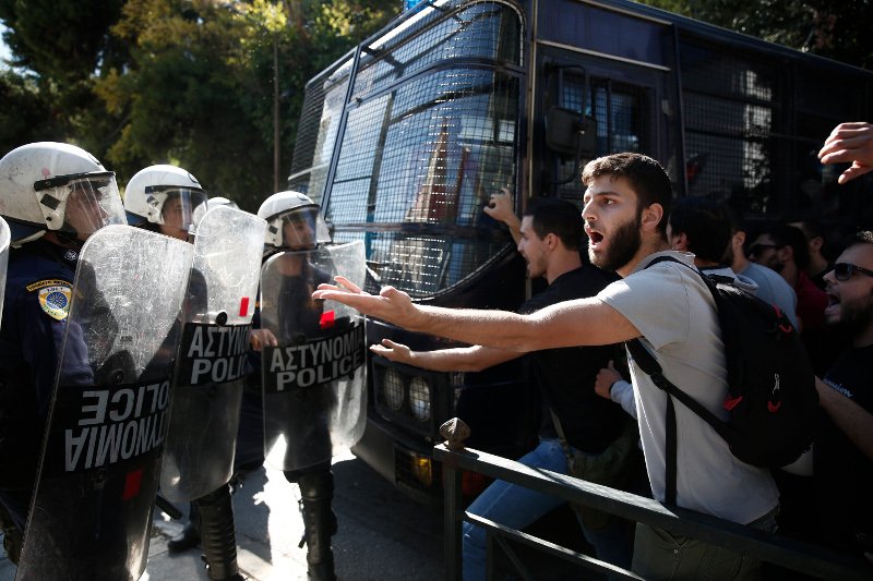 Επεισόδια έξω από το υπ. Δικαιοσύνης -Φοιτητές ζητούσαν την αποφυλάκιση της Ηριάννας, συμπλοκή με τα ΜΑΤ [εικόνες] | iefimerida.gr 13