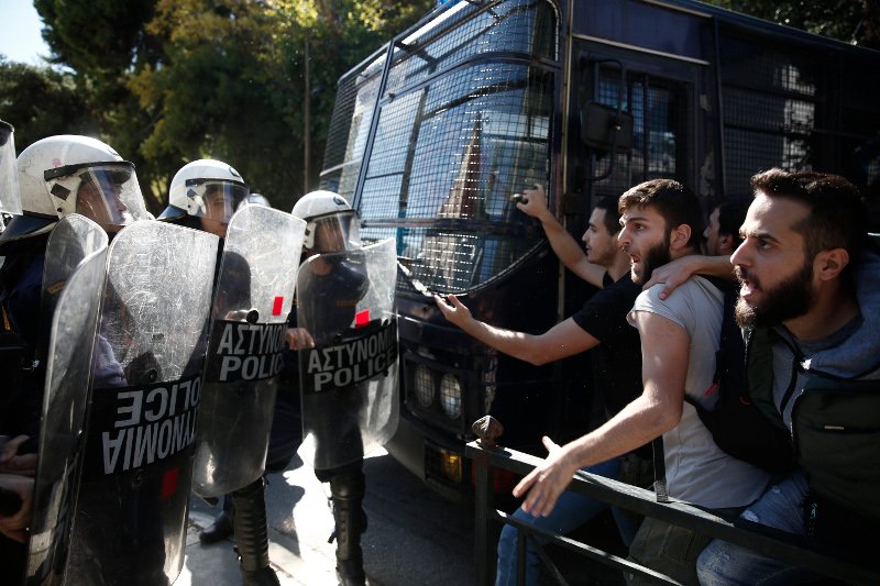 Επεισόδια έξω από το υπ. Δικαιοσύνης -Φοιτητές ζητούσαν την αποφυλάκιση της Ηριάννας, συμπλοκή με τα ΜΑΤ [εικόνες] | iefimerida.gr 12