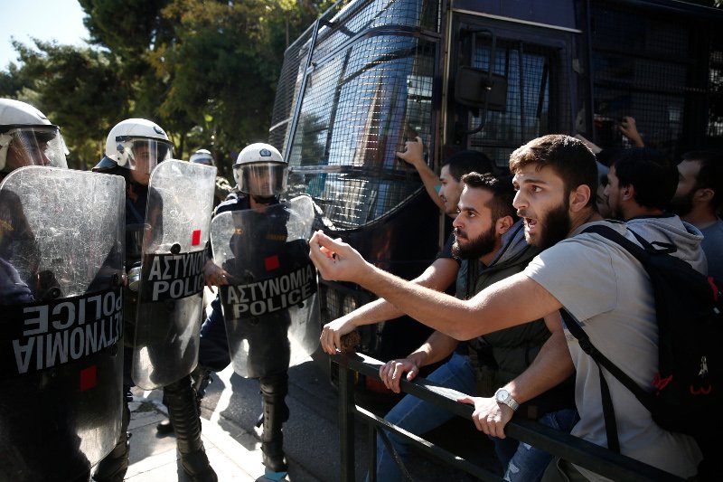 Επεισόδια έξω από το υπ. Δικαιοσύνης -Φοιτητές ζητούσαν την αποφυλάκιση της Ηριάννας, συμπλοκή με τα ΜΑΤ [εικόνες] | iefimerida.gr 11
