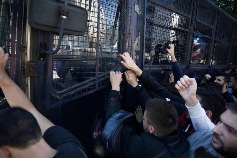 Επεισόδια έξω από το υπ. Δικαιοσύνης -Φοιτητές ζητούσαν την αποφυλάκιση της Ηριάννας, συμπλοκή με τα ΜΑΤ [εικόνες] | iefimerida.gr 18