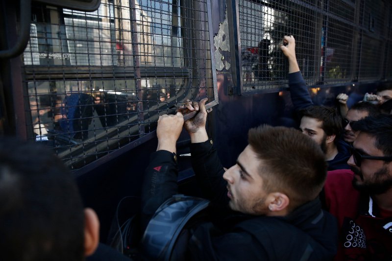 Επεισόδια έξω από το υπ. Δικαιοσύνης -Φοιτητές ζητούσαν την αποφυλάκιση της Ηριάννας, συμπλοκή με τα ΜΑΤ [εικόνες] | iefimerida.gr 10
