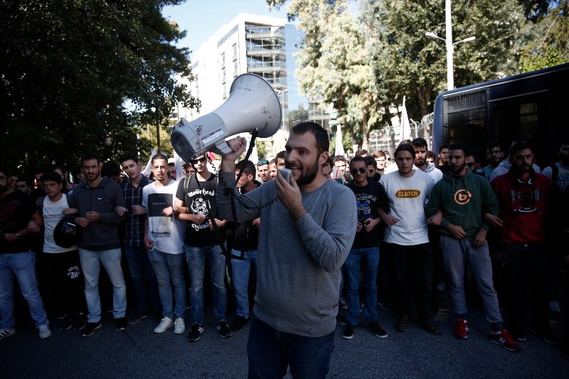 Επεισόδια έξω από το υπ. Δικαιοσύνης -Φοιτητές ζητούσαν την αποφυλάκιση της Ηριάννας, συμπλοκή με τα ΜΑΤ [εικόνες] | iefimerida.gr 5