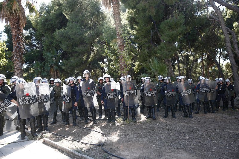 Επεισόδια έξω από το υπ. Δικαιοσύνης -Φοιτητές ζητούσαν την αποφυλάκιση της Ηριάννας, συμπλοκή με τα ΜΑΤ [εικόνες] | iefimerida.gr 6