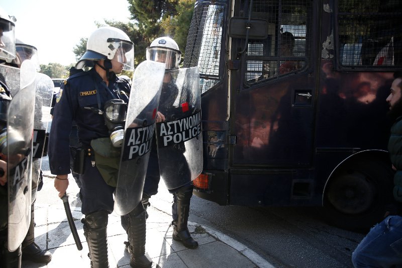 Επεισόδια έξω από το υπ. Δικαιοσύνης -Φοιτητές ζητούσαν την αποφυλάκιση της Ηριάννας, συμπλοκή με τα ΜΑΤ [εικόνες] | iefimerida.gr 9