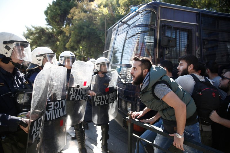 Επεισόδια έξω από το υπ. Δικαιοσύνης -Φοιτητές ζητούσαν την αποφυλάκιση της Ηριάννας, συμπλοκή με τα ΜΑΤ [εικόνες] | iefimerida.gr 8