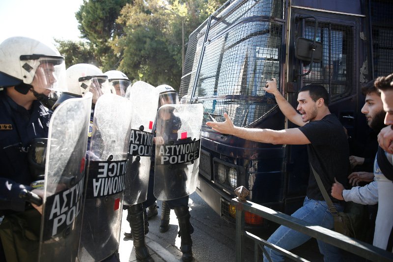 Επεισόδια έξω από το υπ. Δικαιοσύνης -Φοιτητές ζητούσαν την αποφυλάκιση της Ηριάννας, συμπλοκή με τα ΜΑΤ [εικόνες] | iefimerida.gr 7