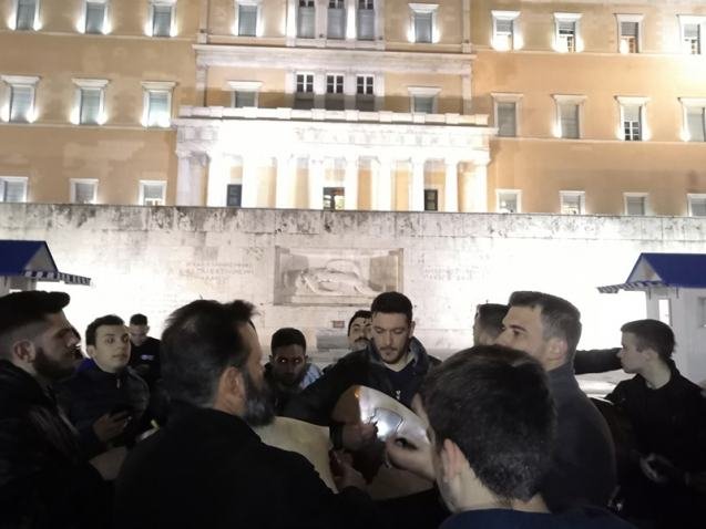 Εξω από το Κοινοβούλιο στο Σύνταγμα