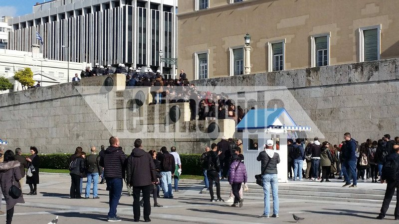 Ξύλο στη Βουλή, χημικά στο Μαξίμου -Το ΠΑΜΕ «έκαψε» το κέντρο της Αθήνας [εικόνες & βίντεο] | iefimerida.gr 2