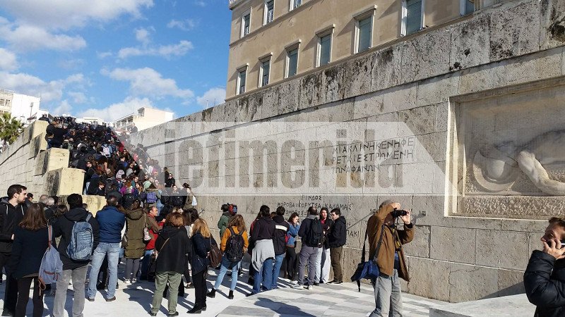 Ξύλο στη Βουλή, χημικά στο Μαξίμου -Το ΠΑΜΕ «έκαψε» το κέντρο της Αθήνας [εικόνες & βίντεο] | iefimerida.gr 3