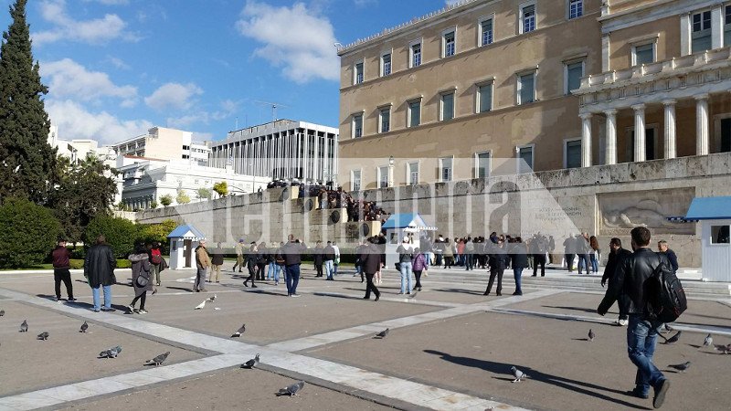 Ξύλο στη Βουλή, χημικά στο Μαξίμου -Το ΠΑΜΕ «έκαψε» το κέντρο της Αθήνας [εικόνες & βίντεο] | iefimerida.gr 4