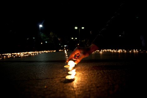 Με αναμμένα κεριά τίμησαν στη Λάρισα τους αδικοχαμένους φοιτητές [εικόνες] | iefimerida.gr 0