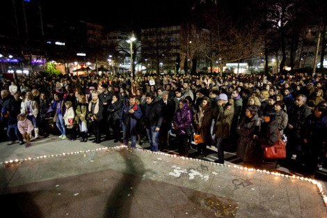 Με αναμμένα κεριά τίμησαν στη Λάρισα τους αδικοχαμένους φοιτητές [εικόνες] | iefimerida.gr 1