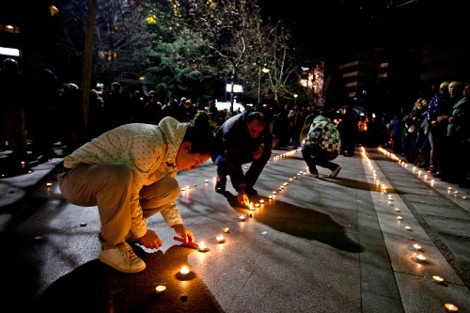 Με αναμμένα κεριά τίμησαν στη Λάρισα τους αδικοχαμένους φοιτητές [εικόνες] | iefimerida.gr 2