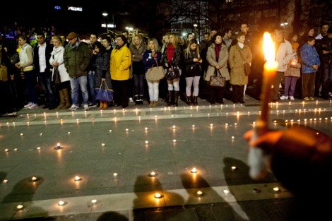 Με αναμμένα κεριά τίμησαν στη Λάρισα τους αδικοχαμένους φοιτητές [εικόνες] | iefimerida.gr 3
