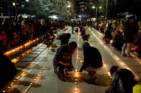 Με αναμμένα κεριά τίμησαν στη Λάρισα τους αδικοχαμένους φοιτητές [εικόνες] | iefimerida.gr 4