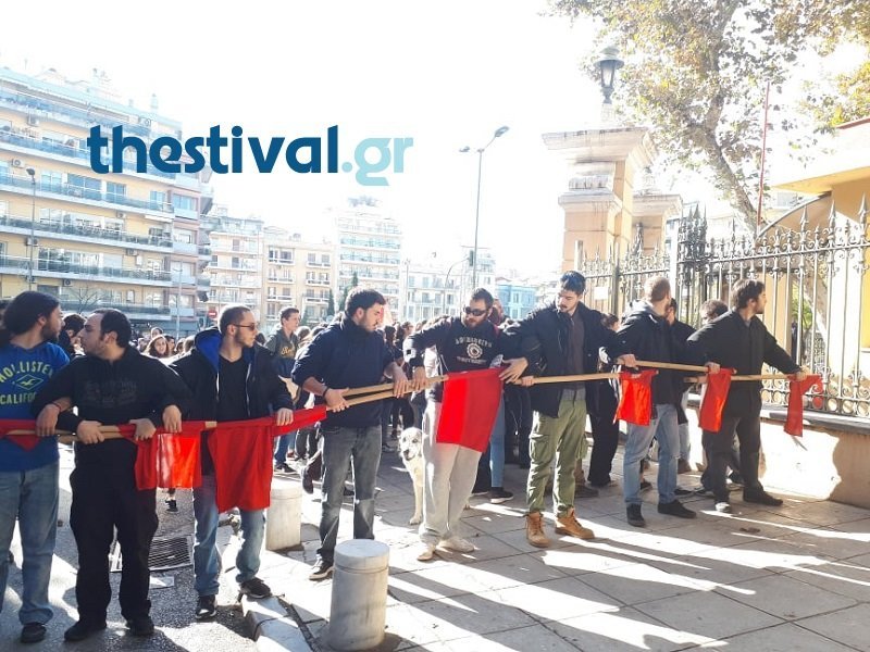 Θεσσαλονίκη: Διαμαρτυρία φοιτητών στο ΥΜΑΘ ενάντια στον νόμο Γαβρόγλου [εικόνες & βίντεο] | iefimerida.gr 2