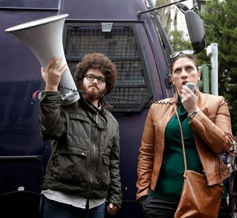 Ποιος είναι ο νεαρός φοιτητής με την αφάνα που κρατάει την ντουντούκα της Ζωής Κωνσταντοπούλου [εικόνες] | iefimerida.gr 0