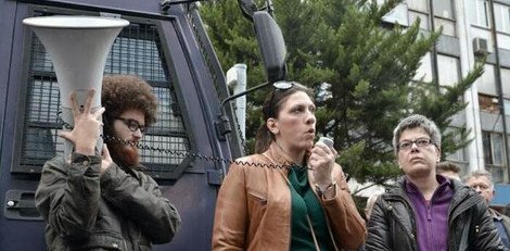 Ποιος είναι ο νεαρός φοιτητής με την αφάνα που κρατάει την ντουντούκα της Ζωής Κωνσταντοπούλου [εικόνες] | iefimerida.gr 1