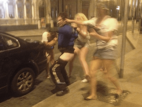 Εικόνες ντροπής: Μεθυσμένες φοιτήτριες επιτίθενται σε άστεγο -Τον βρίζουν, τον ξεγυμνώνουν και τον σέρνουν στο δρόμο [εικόνες] | iefimerida.gr 0