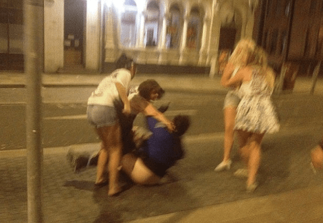 Εικόνες ντροπής: Μεθυσμένες φοιτήτριες επιτίθενται σε άστεγο -Τον βρίζουν, τον ξεγυμνώνουν και τον σέρνουν στο δρόμο [εικόνες] | iefimerida.gr 1