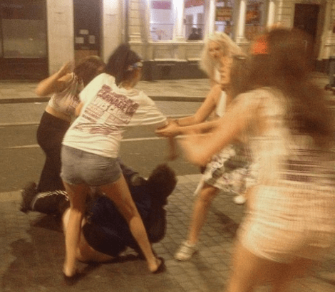 Εικόνες ντροπής: Μεθυσμένες φοιτήτριες επιτίθενται σε άστεγο -Τον βρίζουν, τον ξεγυμνώνουν και τον σέρνουν στο δρόμο [εικόνες] | iefimerida.gr 2