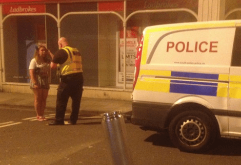 Εικόνες ντροπής: Μεθυσμένες φοιτήτριες επιτίθενται σε άστεγο -Τον βρίζουν, τον ξεγυμνώνουν και τον σέρνουν στο δρόμο [εικόνες] | iefimerida.gr 3