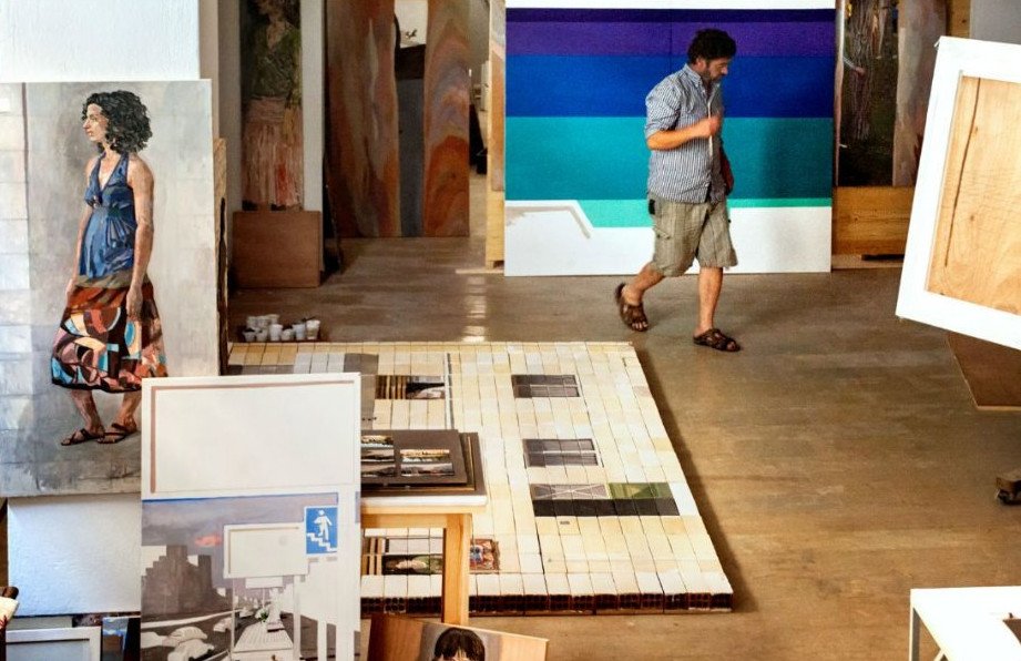 Λαμπερά εγκαίνια στη «Φωκίωνος Νέγρη 16»: Σκηνογραφίες σε ξύλα θαλάσσης [εικόνες]  | iefimerida.gr 0